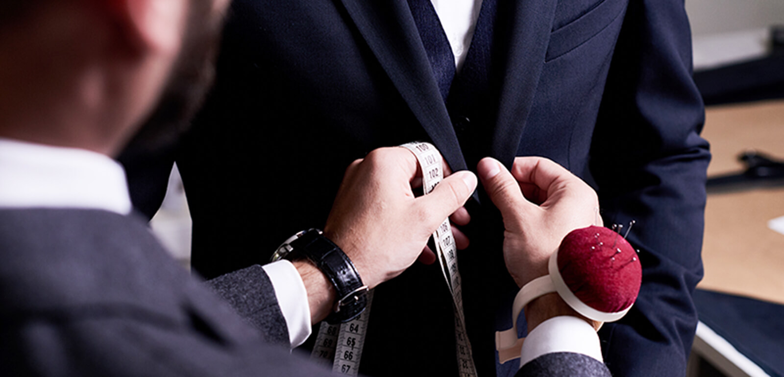 画像:オーダーメイドスーツの採寸する様子