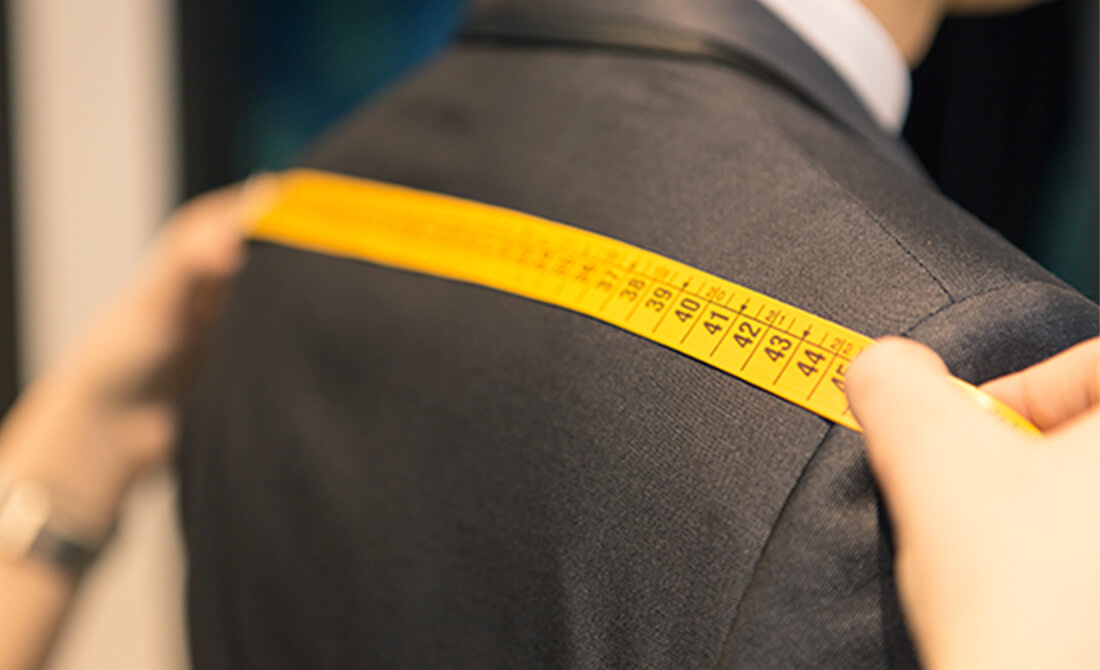 画像:オーダーメイドスーツの採寸する様子