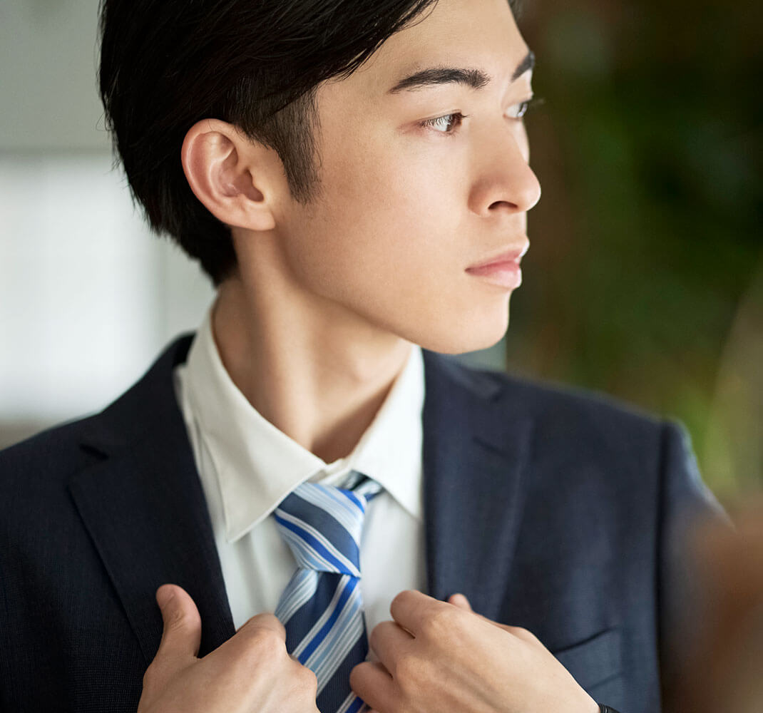 画像:身支度しているビジネスマン